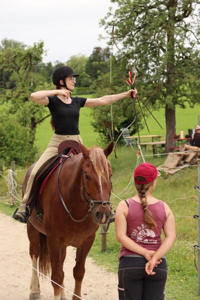 Schießen vom stehenden Pferd